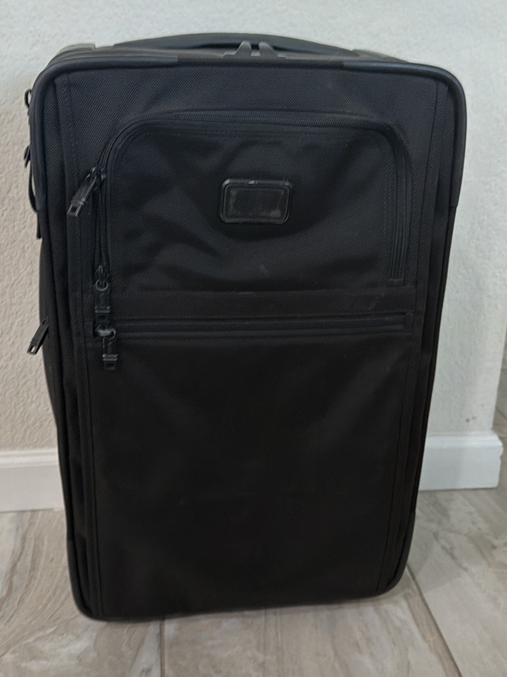 Tumi Alpha 2 International Expandable 2 Wheeled Carry On